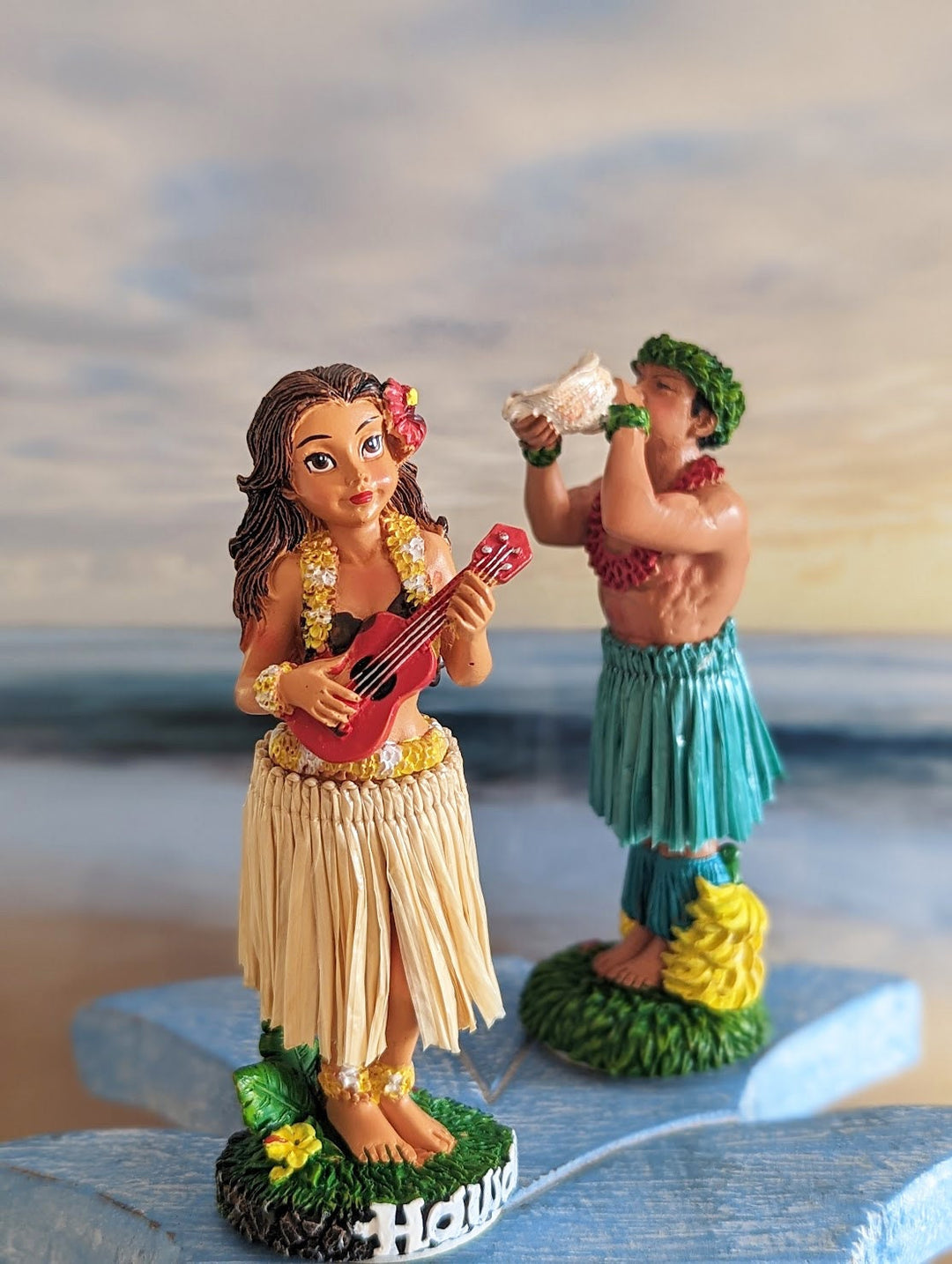 Dashboard Hula Doll – Hand Painted Hawaiian Hula Figurines with Natural Skirt