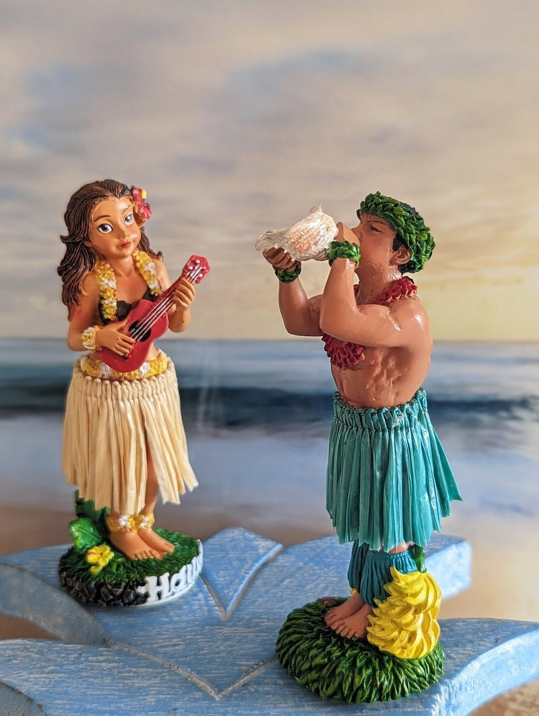 Dashboard Hula Doll – Hand Painted Hawaiian Hula Figurines with Natural Skirt