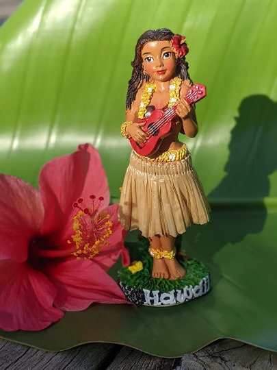 Dashboard Hula Doll – Hand Painted Hawaiian Hula Figurines with Natural Skirt